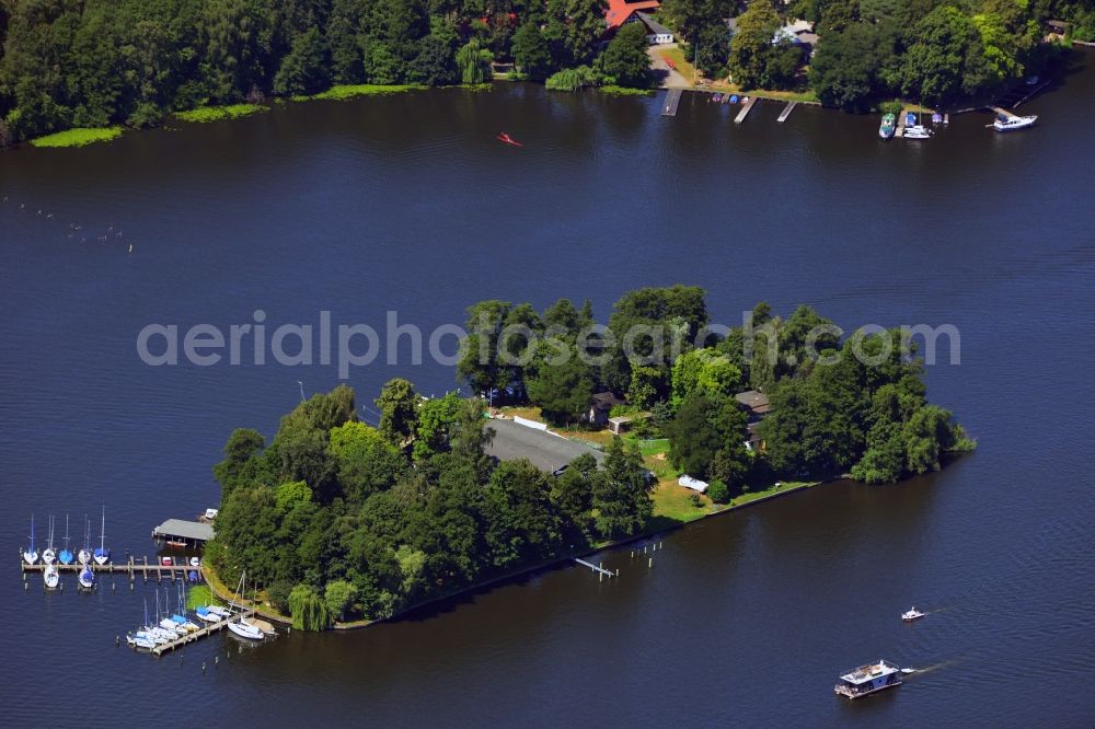 Aerial photograph Berlin - Marina on the island of Great Wall pipe in the center of Long Lake / River Dahme in Berlin Treptow-Köpenick