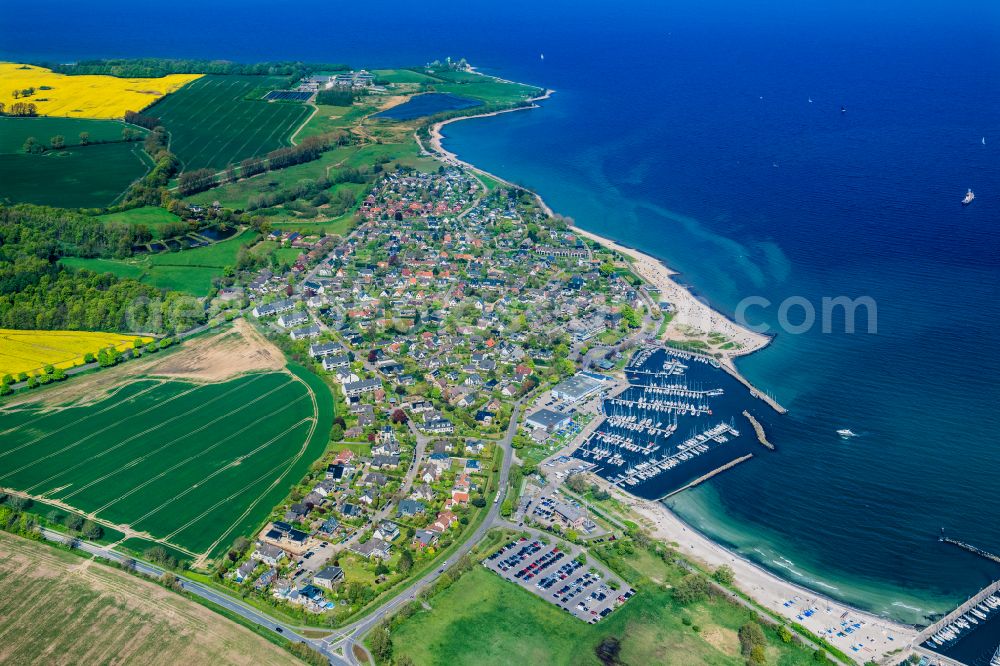 Strande from the bird's eye view: Sports harbor in the Baltic Sea -Bad Strande near Kiel in the state Schleswig-Holstein, Germany. Home port of the KYC ( Kiel Yacht Club ) on Strandstrasse in Strande with a residential area and sandy beaches