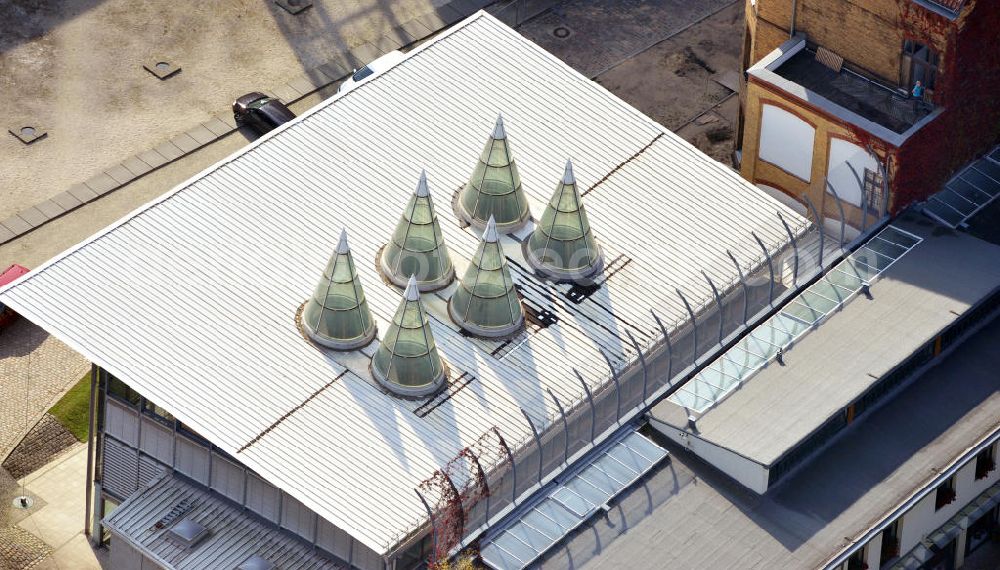 Aerial image Berlin Mitte - Sporthalle der Oberschule der Jüdischen Gemeinde zu Berlin an der Oranienburger Straße in Berlin-Mitte. Jewish High School sports hall of the Jewish Community of Berlin at the street Oranienburger Strasse.