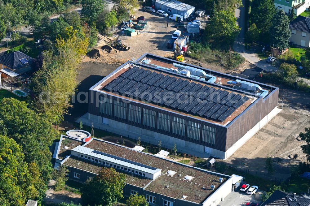 Aerial image Berlin - Sports hall Typensporthalle (TSH) on street Heerstrasse - Bergedorfer Strasse in the district Kaulsdorf in Berlin, Germany