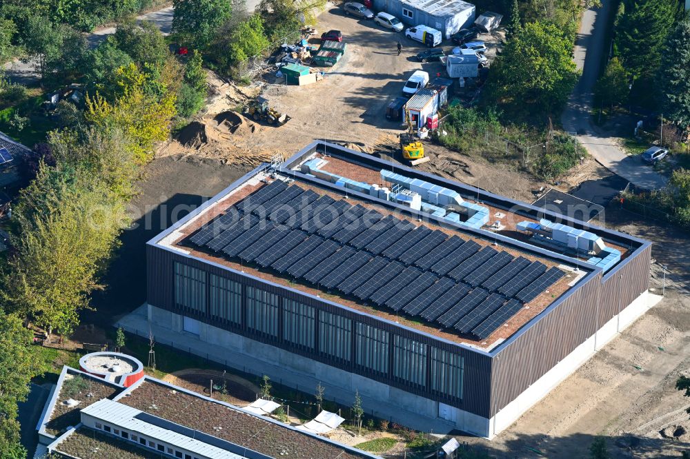 Aerial photograph Berlin - Sports hall Typensporthalle (TSH) on street Heerstrasse - Bergedorfer Strasse in the district Kaulsdorf in Berlin, Germany