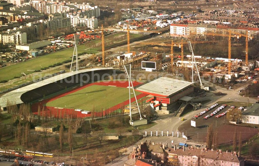 Berlin from the bird's eye view: 13.02.95 Sporthallenbau im Jahnsportpark in Berlin-Prenzlauerberg