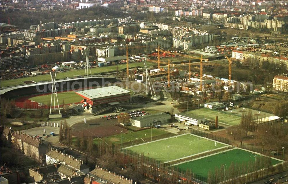 Berlin from the bird's eye view: 13.02.95 Sporthallenbau im Jahnsportpark in Berlin-Prenzlauerberg