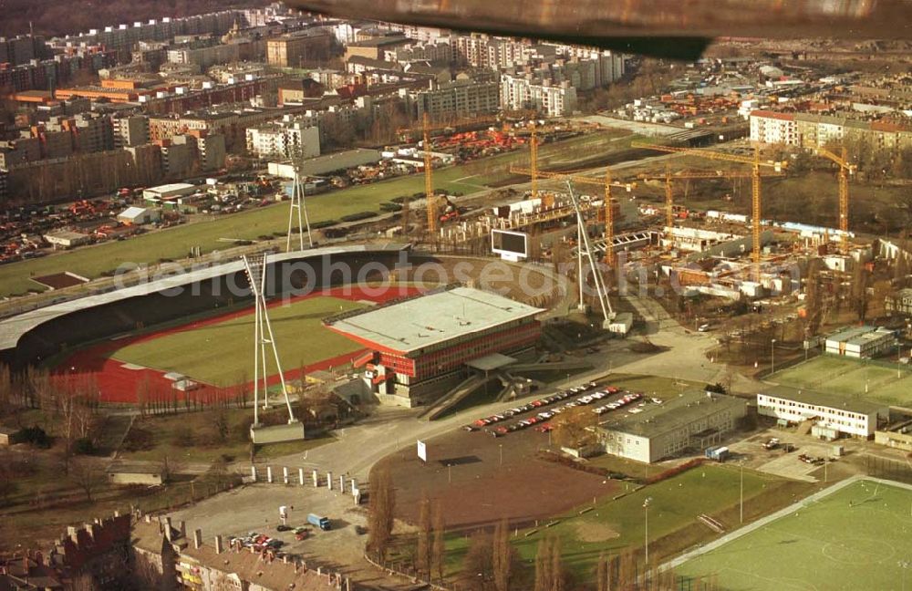 Berlin from the bird's eye view: 13.02.95 Sporthallenbau im Jahnsportpark in Berlin-Prenzlauerberg