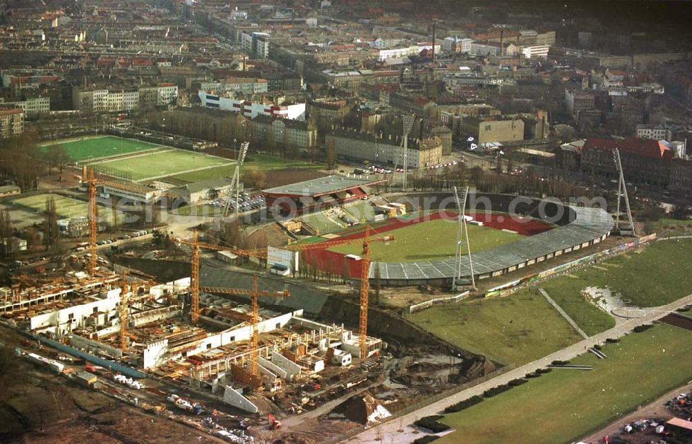 Berlin from above - 13.02.95 Sporthallenbau im Jahnsportpark in Berlin-Prenzlauerberg