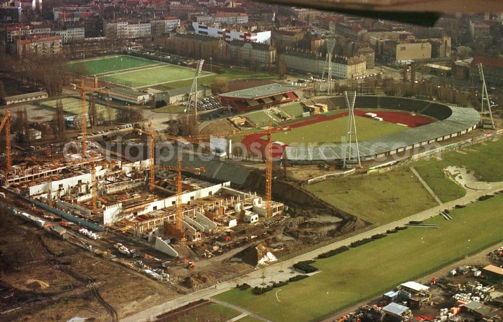 Berlin from the bird's eye view: 13.02.95 Sporthallenbau im Jahnsportpark in Berlin-Prenzlauerberg