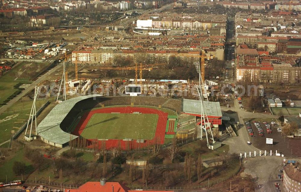 Berlin from the bird's eye view: 13.02.95 Sporthallenbau im Jahnsportpark in Berlin-Prenzlauerberg