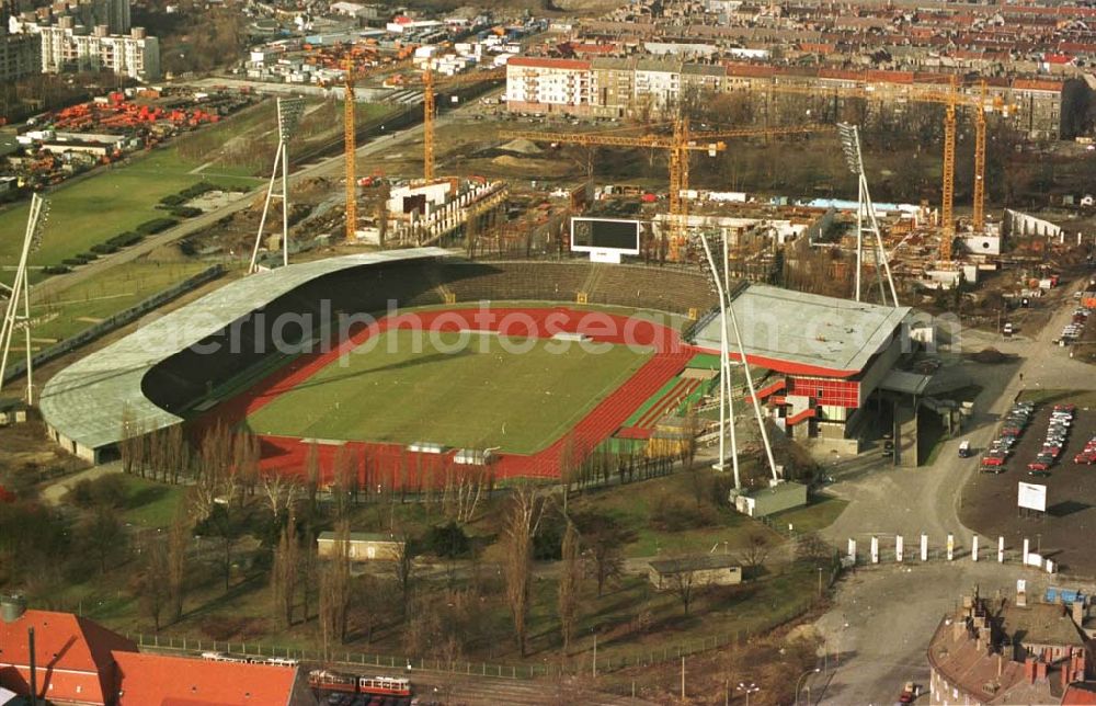 Berlin from the bird's eye view: 13.02.95 Sporthallenbau im Jahnsportpark in Berlin-Prenzlauerberg