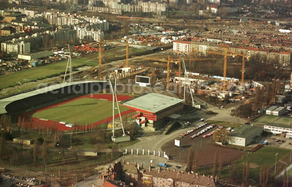 Berlin from the bird's eye view: 13.02.95 Sporthallenbau im Jahnsportpark in Berlin-Prenzlauerberg