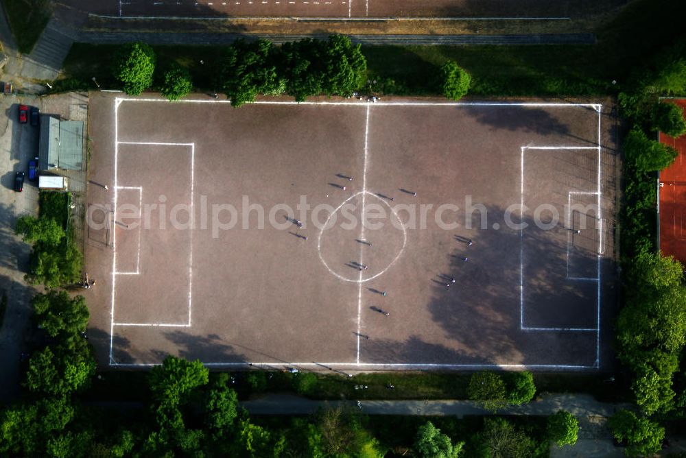 Aerial image Bochum - Blick auf den Sportplatz in Hamme mit schoenem Mittelkreis. Bochum, football pitch in Hamme.