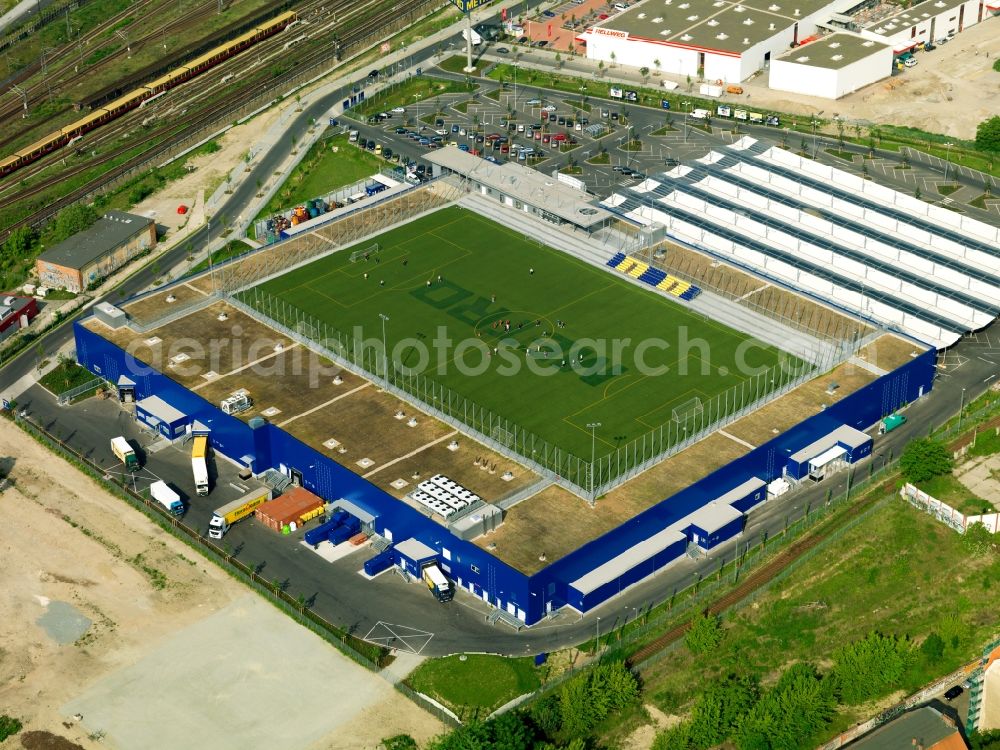 Aerial image Berlin - Sports ground on the roof of the Metro office in Berlin Friedrichshain