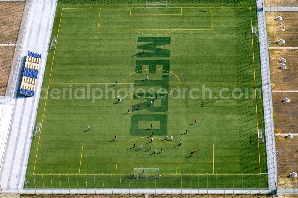 Aerial photograph Berlin - Sports ground on the roof of the Metro office in Berlin Friedrichshain