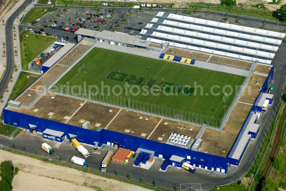 Aerial image Berlin - Sports ground on the roof of the Metro office in Berlin Friedrichshain