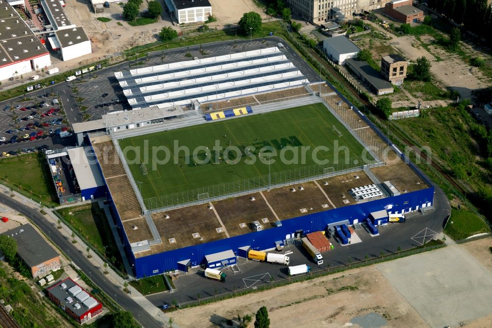 Aerial photograph Berlin - Sports ground on the roof of the Metro office in Berlin Friedrichshain