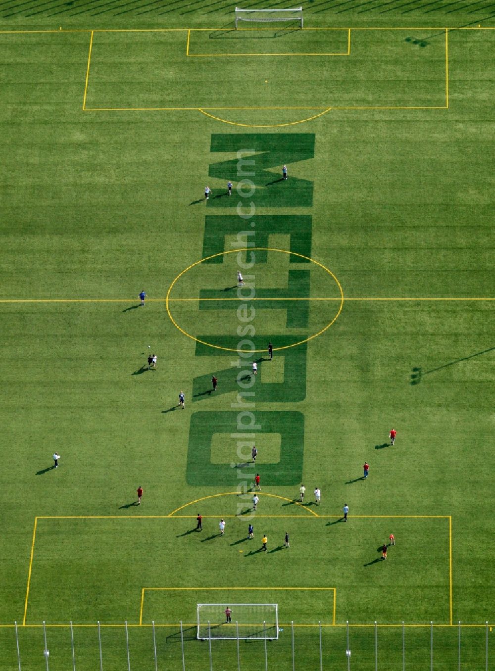 Aerial photograph Berlin - Sports ground on the roof of the Metro office in Berlin Friedrichshain