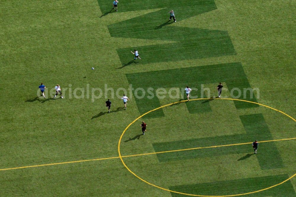 Aerial photograph Berlin - Sports ground on the roof of the Metro office in Berlin Friedrichshain