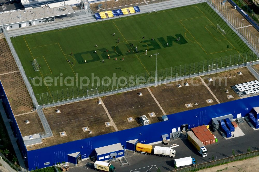 Berlin from the bird's eye view: Sports ground on the roof of the Metro office in Berlin Friedrichshain