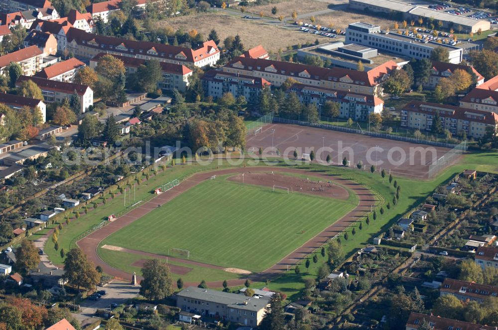 ERFURT from the bird's eye view: Blick auf den Sportplatz Erfurt-Daberstedt. Der Platz kann für Fußball und Leichtathletik genutz werden und liegt in mitten einer Kleingartensiedlung zwischen Häßlerstraße und Hans-Grundig-Sraße. PLZ 99099 Erfurt