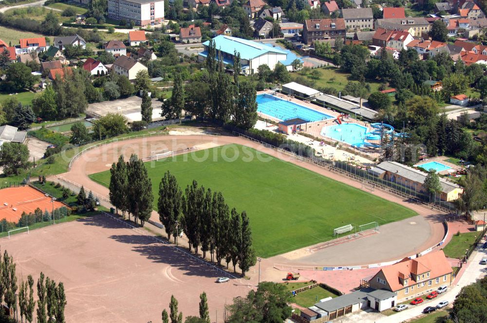 Nebra (Unstrut) from above - Blick auf die Sportplatzanlage und das Freibad in Nebra. Nebra ist eine Stadt im Bundesland Sachsen-Anhalt, im Burgenlandkreis. Sie liegt südwestlich von Halle (Saale). Adresse Schwimmbad: Altenburgstr. 1, 06642 Nebra; Telefon: 034461/22117