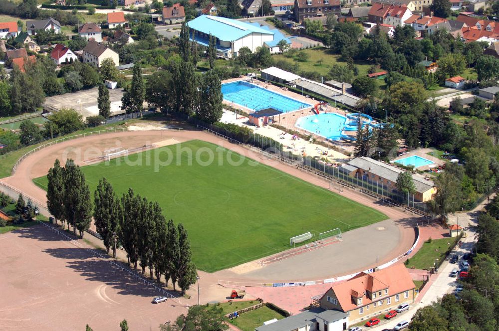 Nebra (Unstrut) from the bird's eye view: Blick auf die Sportplatzanlage und das Freibad in Nebra. Nebra ist eine Stadt im Bundesland Sachsen-Anhalt, im Burgenlandkreis. Sie liegt südwestlich von Halle (Saale). Adresse Schwimmbad: Altenburgstr. 1, 06642 Nebra; Telefon: 034461/22117