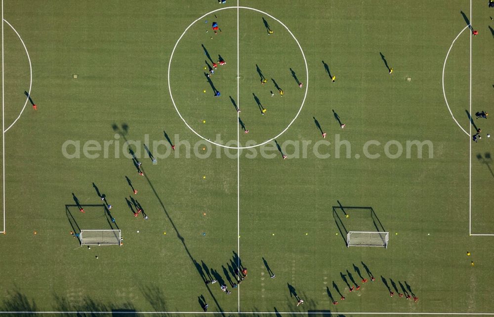 Aerial photograph Bottrop - Sports grounds and football pitch of SV 1911 Bottrop e.V. In den Weywiesen in Bottrop in the state North Rhine-Westphalia, Germany