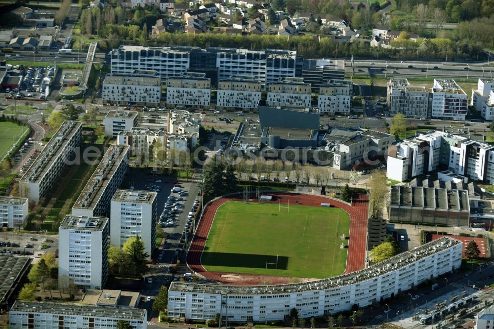 Vélizy-Villacoublay from above - Sports grounds and football pitch Centre Sportif Robert Wagner in Velizy-Villacoublay in Ile-de-France, France. The premises are located in a residential area in the suburbs of Paris