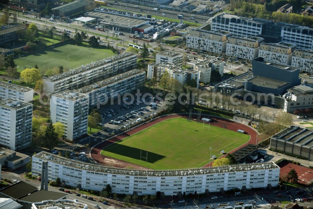 Vélizy-Villacoublay from the bird's eye view: Sports grounds and football pitch Centre Sportif Robert Wagner in Velizy-Villacoublay in Ile-de-France, France. The premises are located in a residential area in the suburbs of Paris