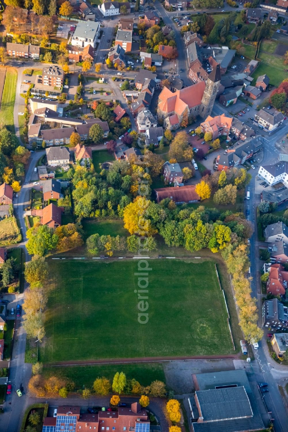 Hamm from the bird's eye view: Sports grounds and football pitch an der Doerholtstrasse in Hamm in the state North Rhine-Westphalia