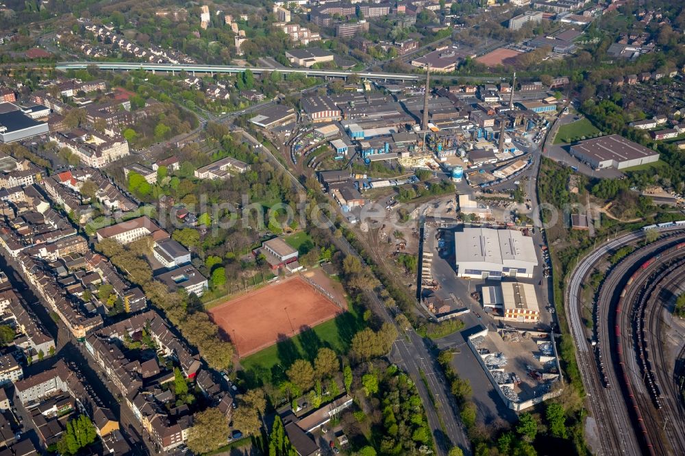 Duisburg from the bird's eye view: Sports grounds and football pitch and das Elly-Heuss-Knapp-Gymnasium Duisburg in Duisburg in the state North Rhine-Westphalia, Germany