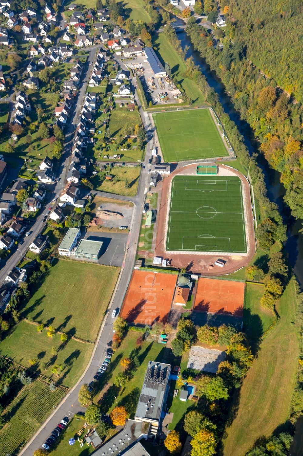 Aerial photograph Meschede - Sports grounds and football pitch of Freienohl near the Konrad Adenauer school in Meschede in the state North Rhine-Westphalia