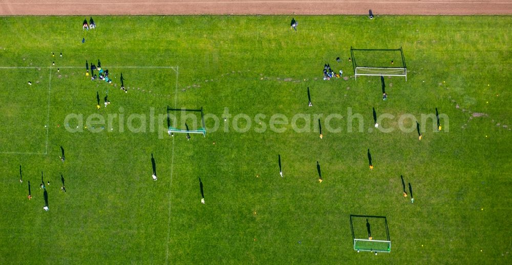 Aerial image Hamm - Sports grounds and football pitch am Freiherr-vom-Stein-Gymnasium an der Karl-Kossmann-Strasse in Hamm in the state North Rhine-Westphalia