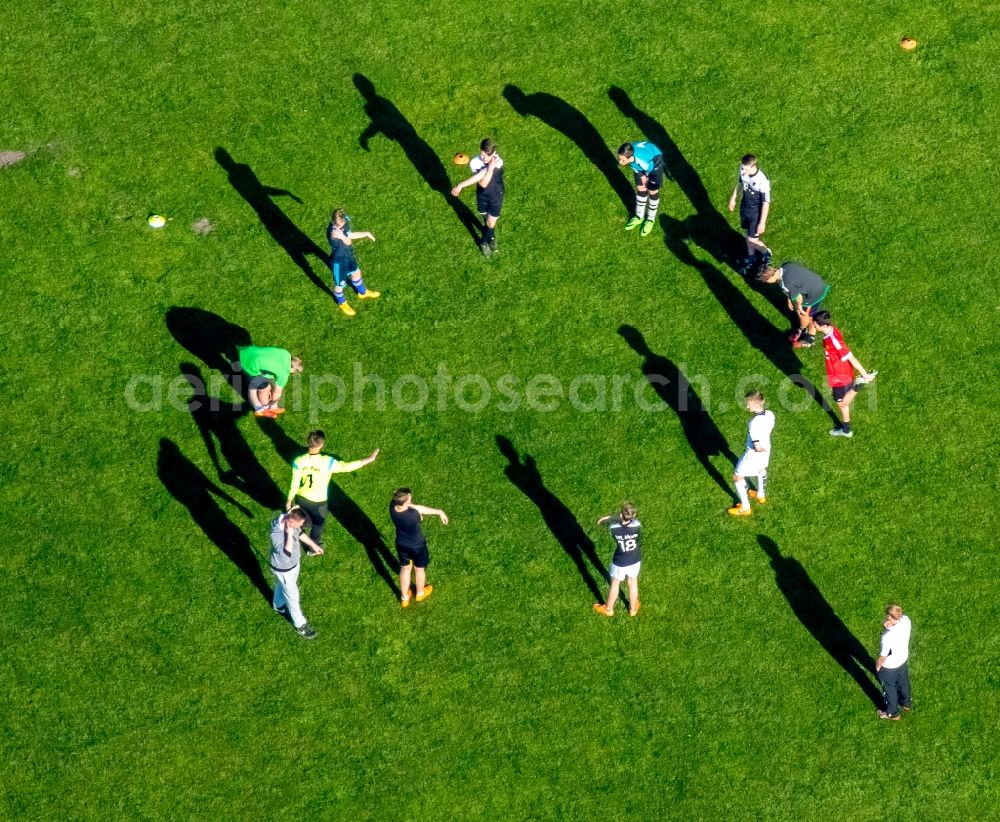 Aerial photograph Hamm - Sports grounds and football pitch am Freiherr-vom-Stein-Gymnasium an der Karl-Kossmann-Strasse in Hamm in the state North Rhine-Westphalia