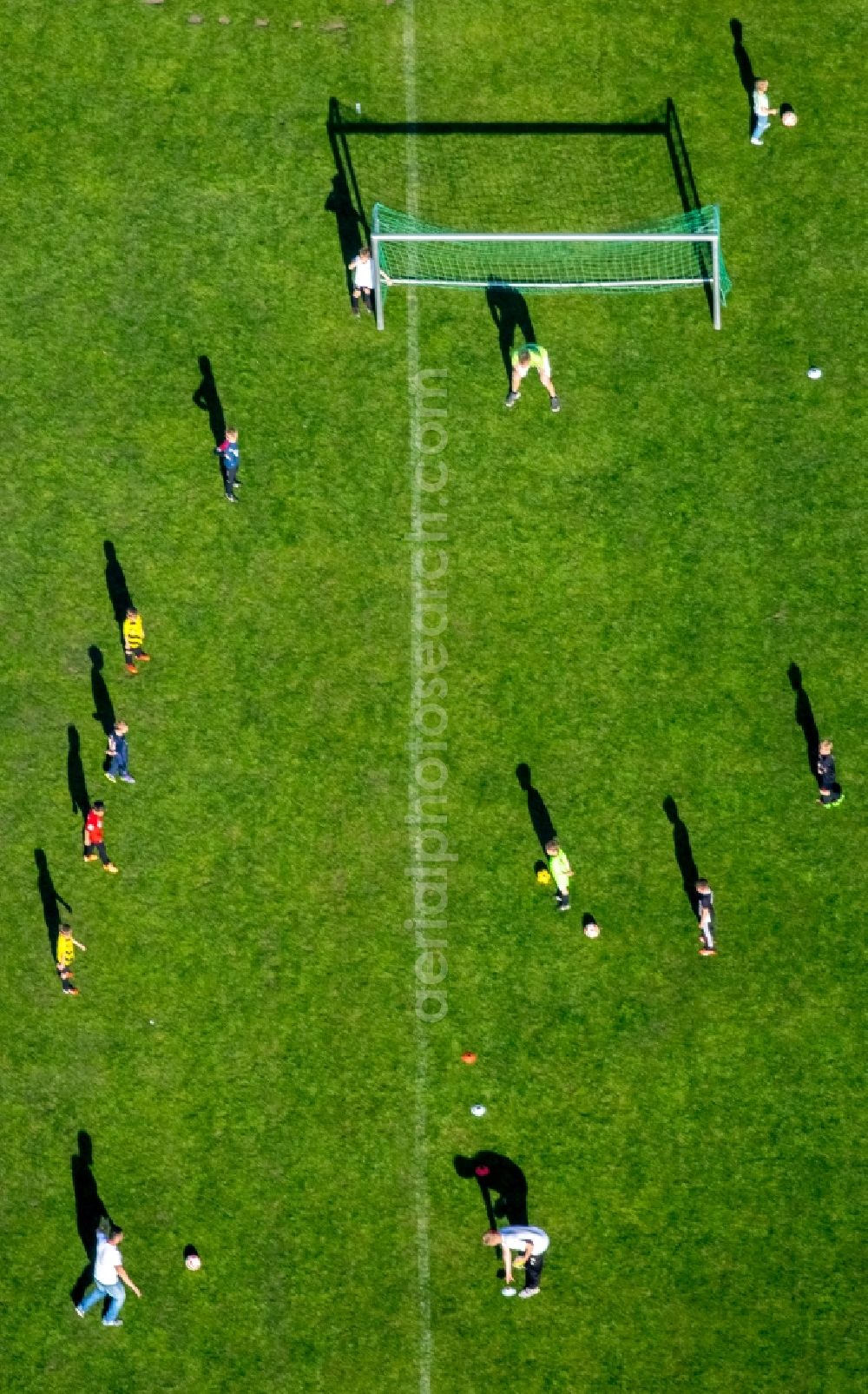 Hamm from the bird's eye view: Sports grounds and football pitch am Freiherr-vom-Stein-Gymnasium an der Karl-Kossmann-Strasse in Hamm in the state North Rhine-Westphalia