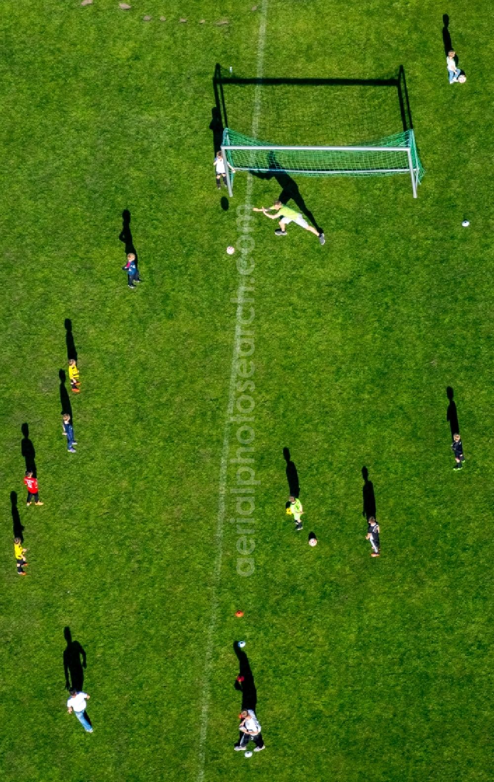 Aerial image Hamm - Sports grounds and football pitch am Freiherr-vom-Stein-Gymnasium an der Karl-Kossmann-Strasse in Hamm in the state North Rhine-Westphalia