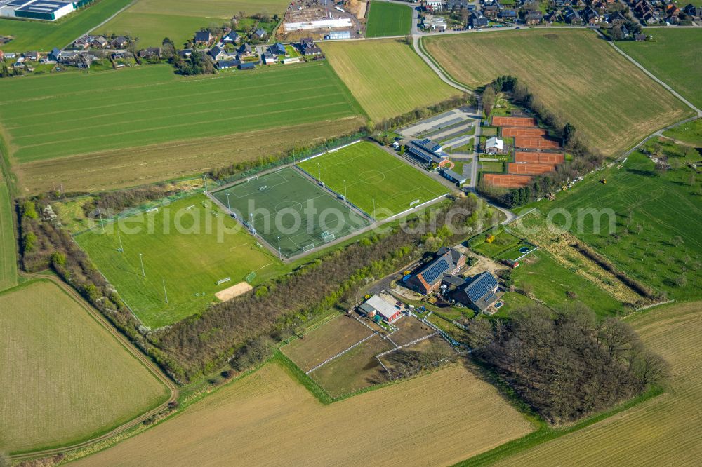 Hamminkeln from the bird's eye view: Sports field - football field of the football club Hamminkelner S.V. 1920/46 with adjacent tennis courts of the Hamminkelner Tennisclub 1975 e.V. in Hamminkeln in the state North Rhine-Westphalia, Germany