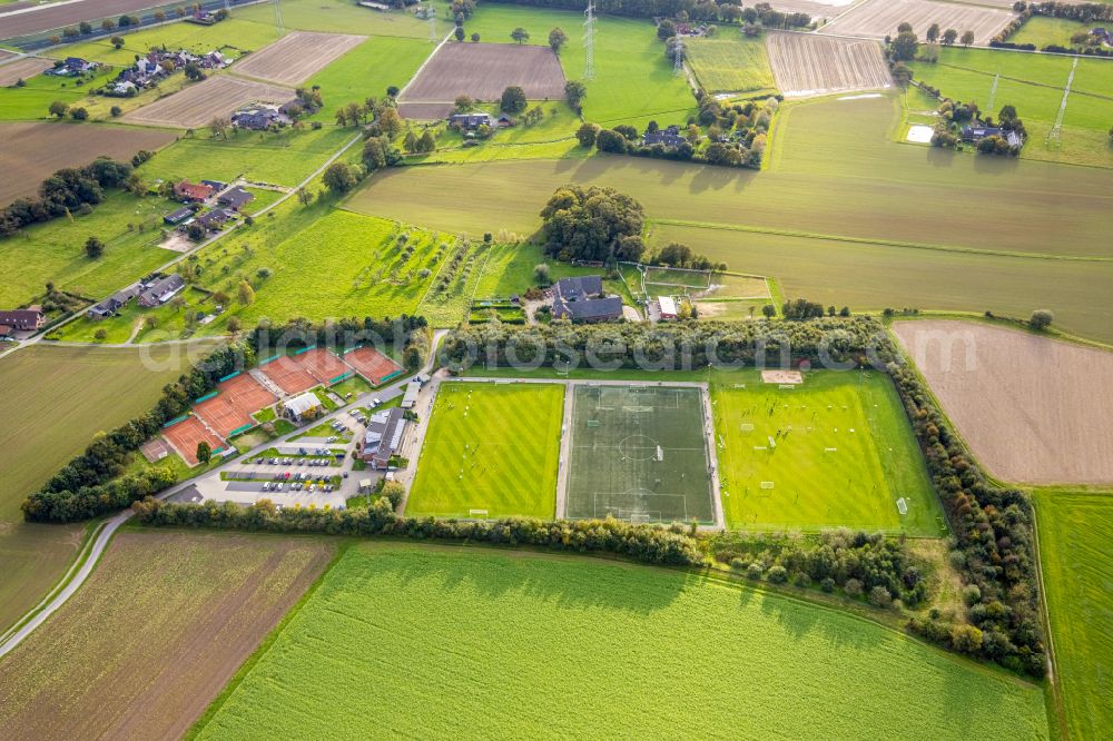 Hamminkeln from above - Sports field - football field of the football club Hamminkelner S.V. 1920/46 with adjacent tennis courts of the Hamminkelner Tennisclub 1975 e.V. in Hamminkeln in the state North Rhine-Westphalia, Germany