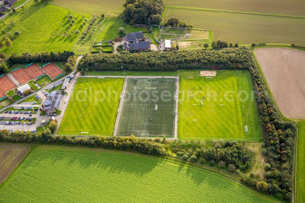 Hamminkeln from the bird's eye view: Sports field - football field of the football club Hamminkelner S.V. 1920/46 with adjacent tennis courts of the Hamminkelner Tennisclub 1975 e.V. in Hamminkeln in the state North Rhine-Westphalia, Germany