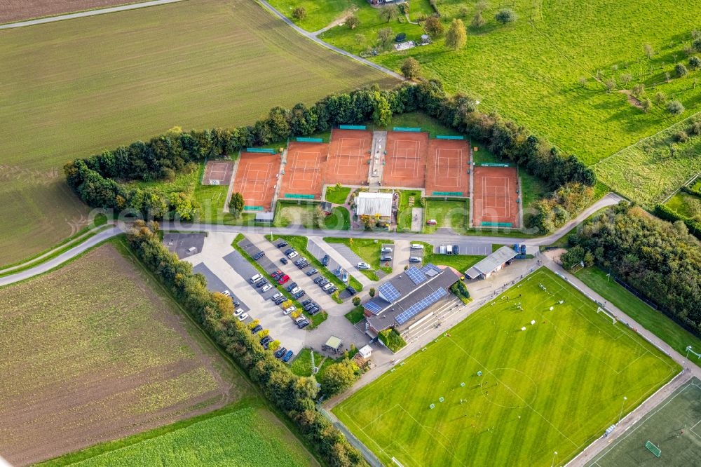 Aerial image Hamminkeln - Sports field - football field of the football club Hamminkelner S.V. 1920/46 with adjacent tennis courts of the Hamminkelner Tennisclub 1975 e.V. in Hamminkeln in the state North Rhine-Westphalia, Germany