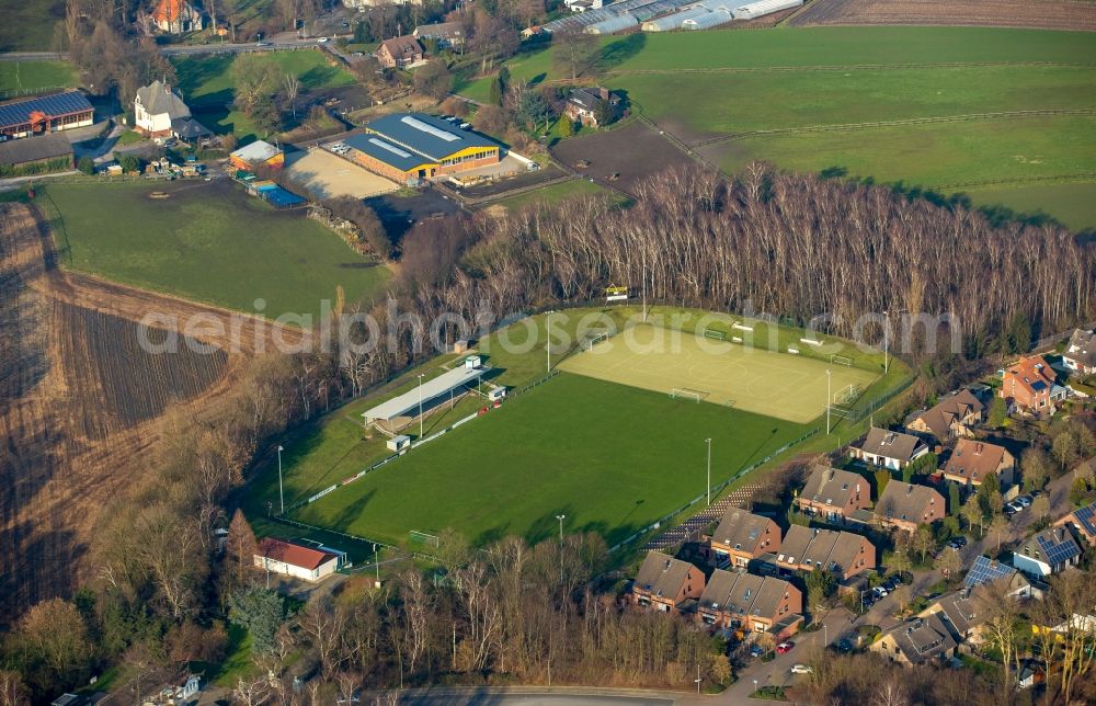 Aerial photograph Herne - Ensemble of sports grounds and football pitch Am Holzplatz in the Sodingen part of Herne in the state of North Rhine-Westphalia