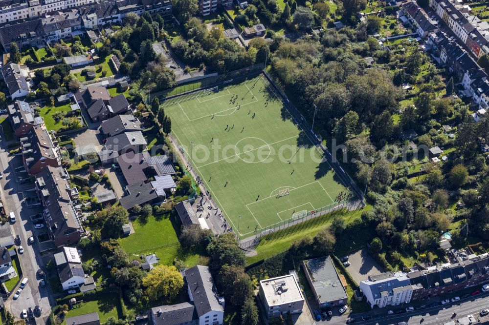 Aerial photograph Mönchengladbach - Sports field-football field Till-Weinert Kampfbahn on the street Metzenweg in Moenchengladbach in the federal state of North Rhine-Westphalia, Germany