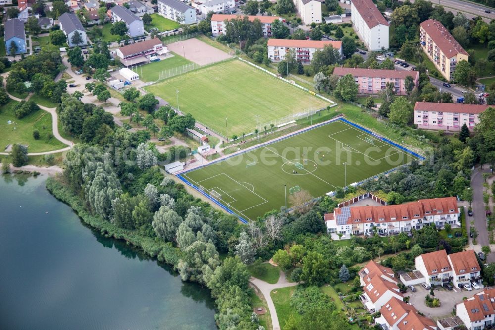 Aerial photograph Mannheim - Sports grounds and football pitch von SV Rot-Weiss on Rheinauer See in the district Rheinau in Mannheim in the state Baden-Wuerttemberg, Germany