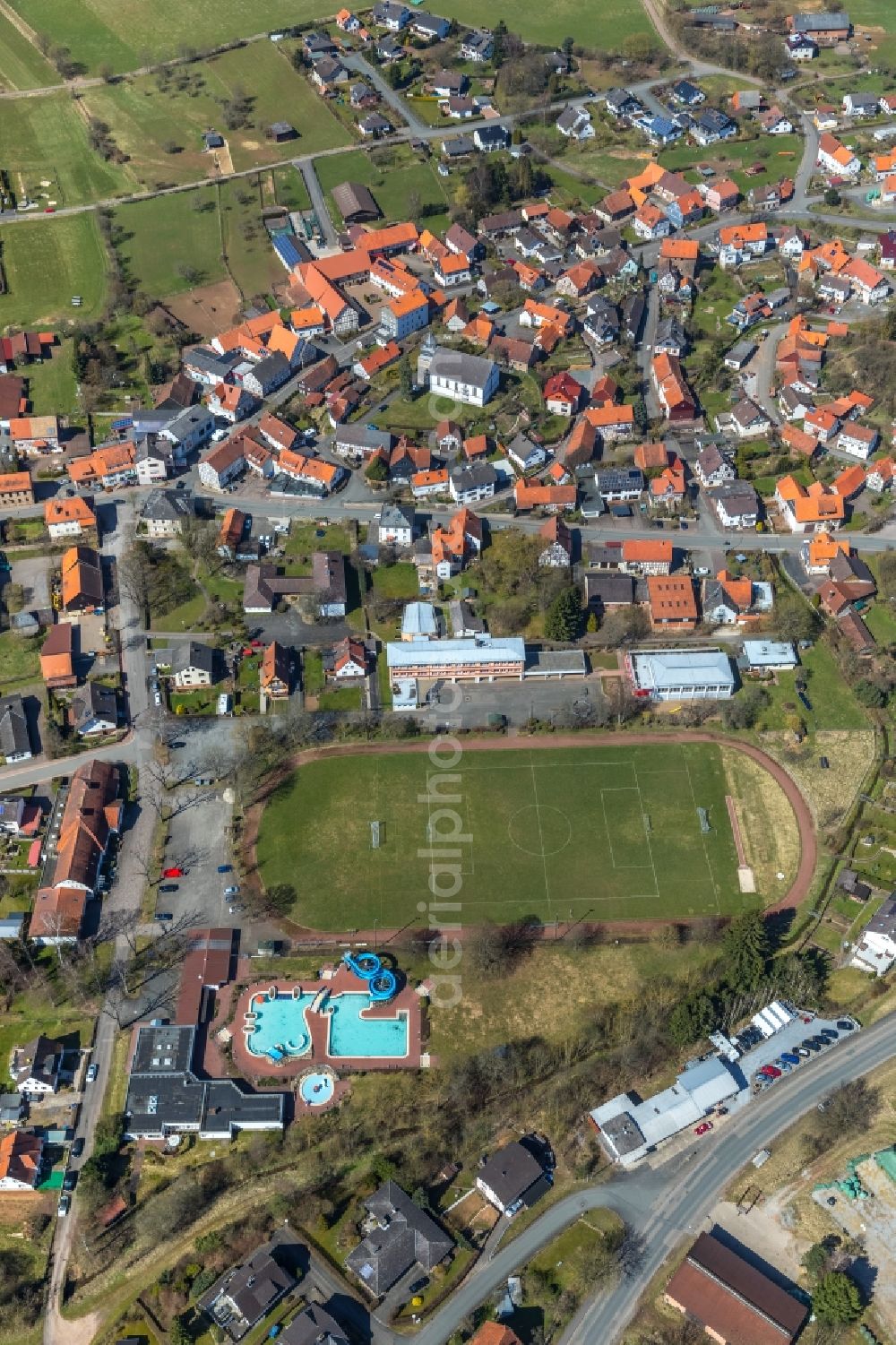 Aerial photograph Vöhl - Sports grounds and football pitch and das Schwimmbad Henkel-Erlebnisbad in Voehl in the state Hesse, Germany