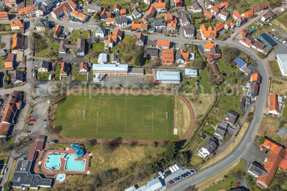 Vöhl from above - Sports grounds and football pitch and das Schwimmbad Henkel-Erlebnisbad in Voehl in the state Hesse, Germany