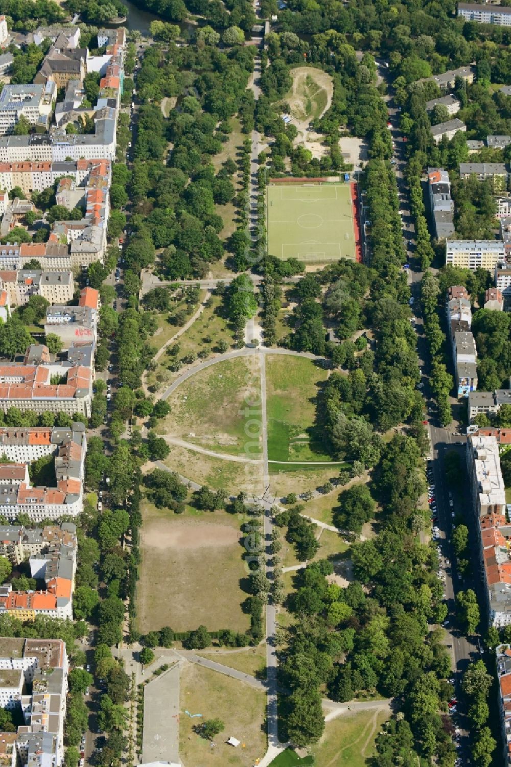 Berlin from the bird's eye view: Sports grounds and football pitch Sportplatz Wiener Strasse in Goerlitzer Park in the district Kreuzberg in Berlin, Germany