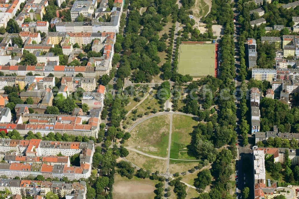 Aerial image Berlin - Sports grounds and football pitch Sportplatz Wiener Strasse in Goerlitzer Park in the district Kreuzberg in Berlin, Germany