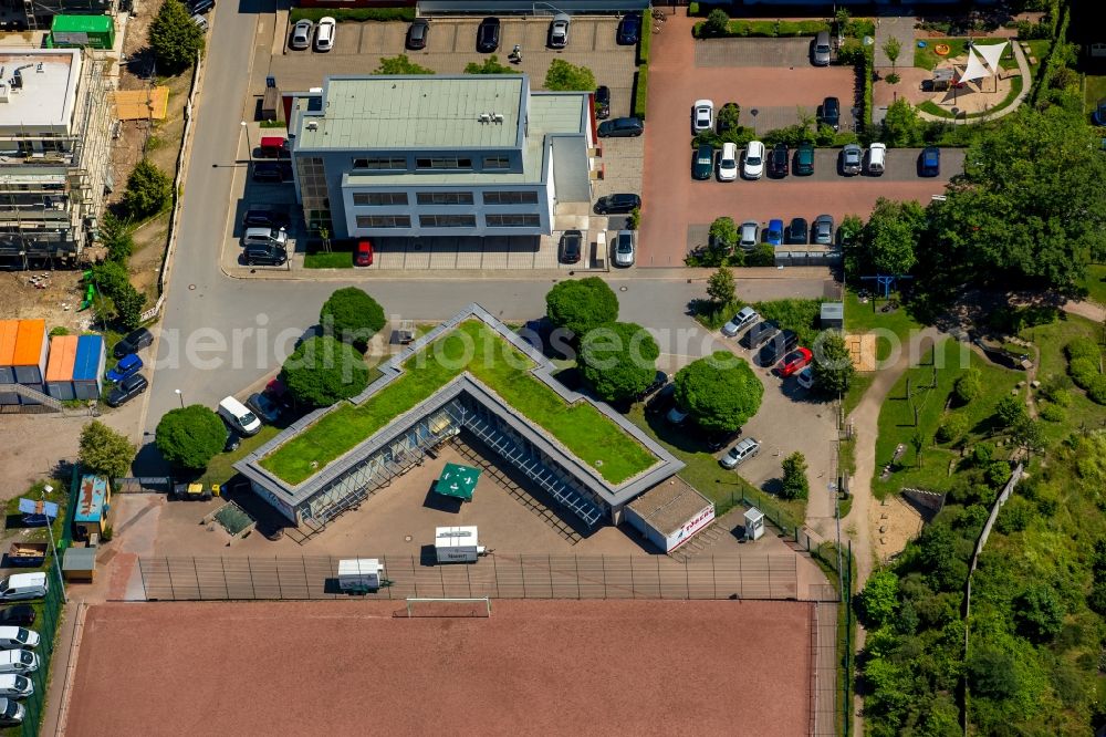 Aerial photograph Essen - Sports fields Soccer Place of VfL Sportfreunde 07 Food e.V. in Essen in North Rhine-Westphalia. Behind a gym of Kieser Training AG