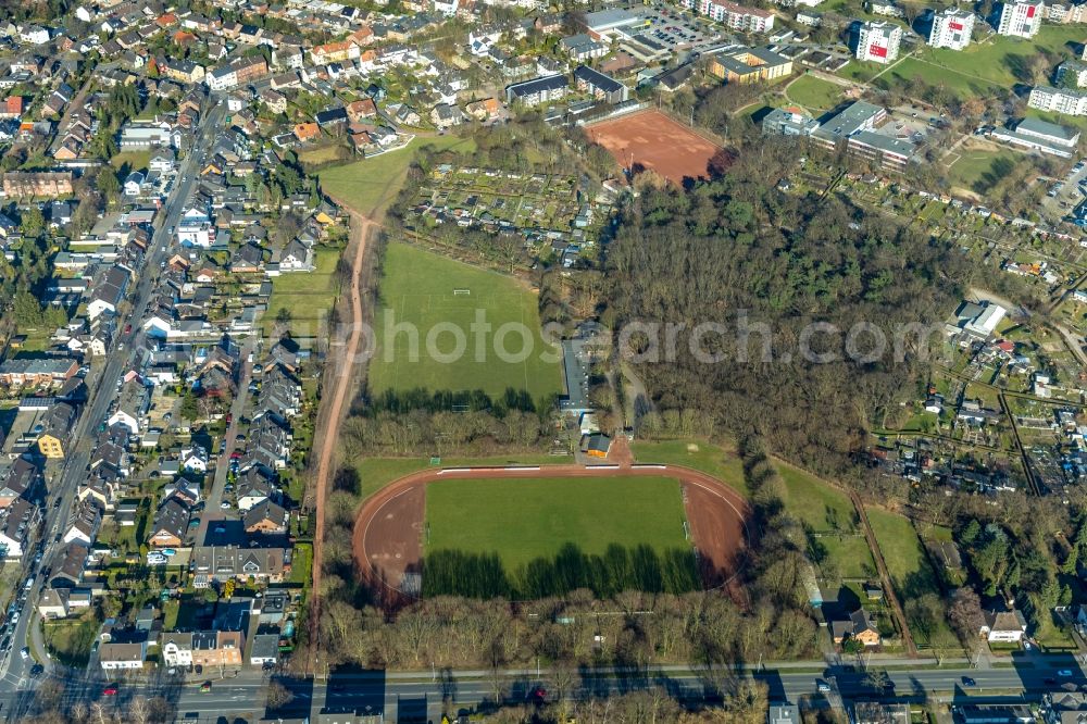 Aerial photograph Dinslaken - Sports grounds and football pitch of SC Wacker Dinslaken 1919 e.V. on Augustaplatz in Dinslaken in the state North Rhine-Westphalia, Germany