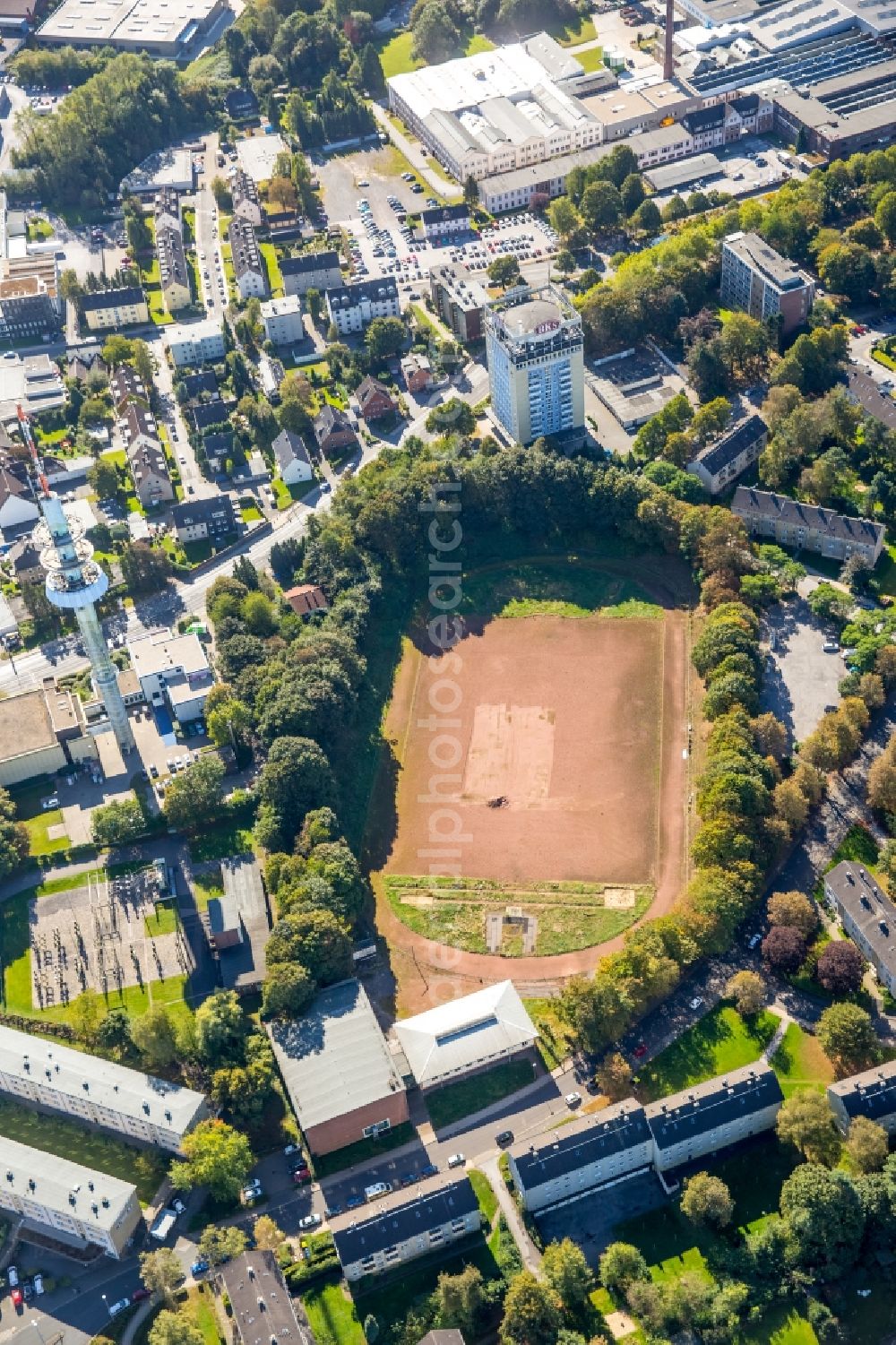 Aerial image Velbert - Sports grounds and football pitch at the water tower, Kastanienallee - Akazienstrasse in Velbert in the state North Rhine-Westphalia