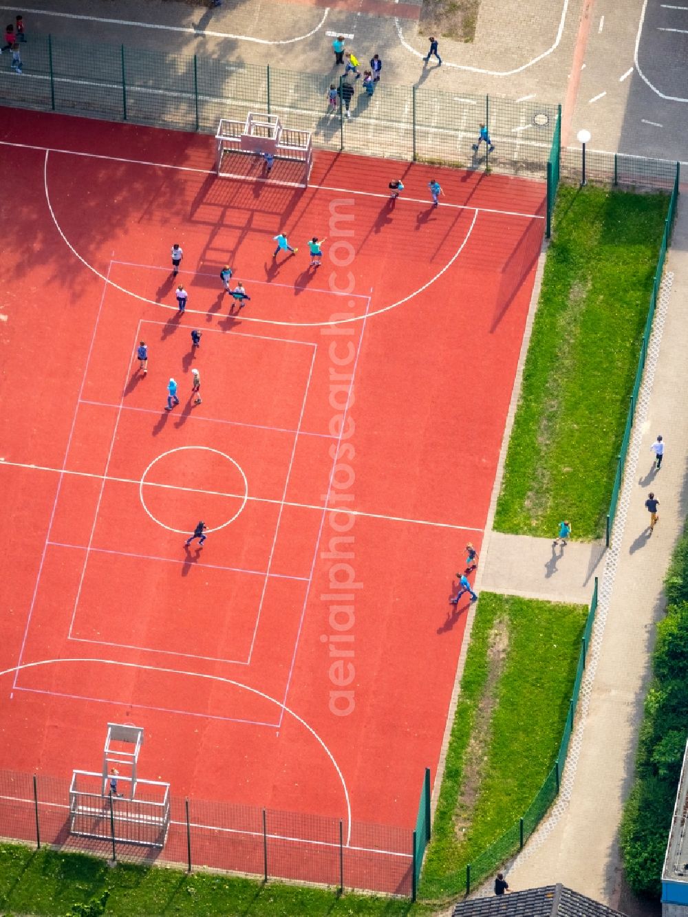 Soest from the bird's eye view: Sports ground on the grounds of Bodelschwinghschule in Soest in the state of North Rhine-Westphalia, Germany