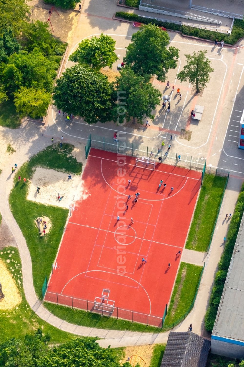 Aerial image Soest - Sports ground on the grounds of Bodelschwinghschule in Soest in the state of North Rhine-Westphalia, Germany